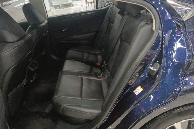 Used Lexus ES 2018 300h Premier Edition China VI Standard