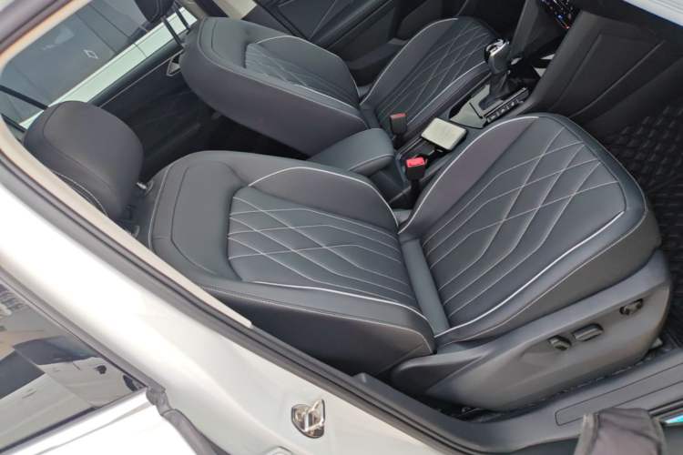 Used Volkswagen Tiguan L 2024 Outstanding Model 330TSI Automatic Two-Wheel Drive R-Line Dragon Glory Edition
