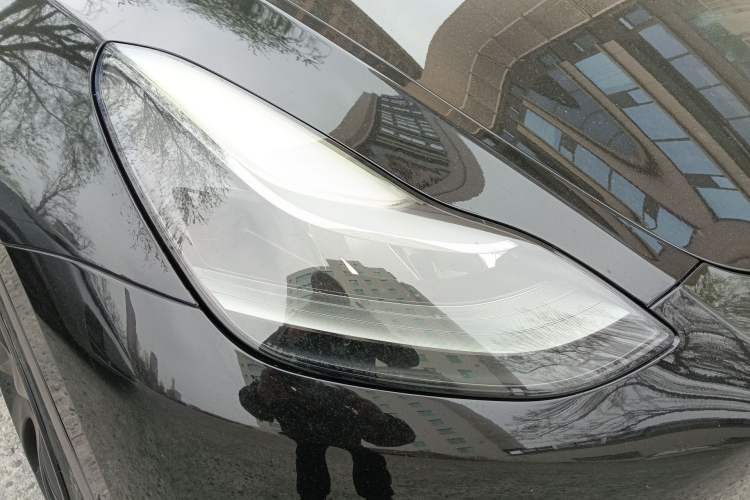 Used Tesla Model Y 2021 Standard Range Rear-Wheel Drive Version Right Front Headlight