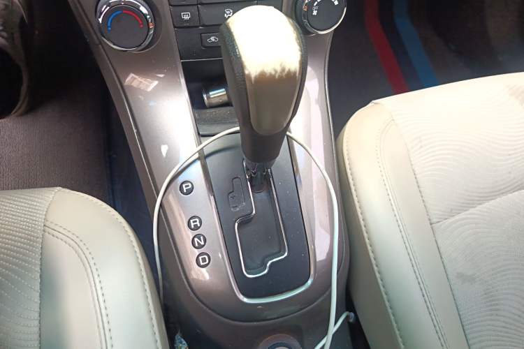Used Chevrolet Cruze 2015 1.5L Classic SE AT Gear Lever