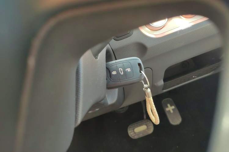 Used Wuling Hongguang MINIEV 2021 Macaron Premium Model – Lithium Iron Phosphate Vehicle Key