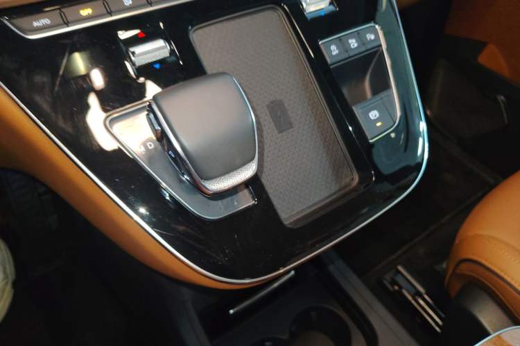 Used Hongqi HQ9 2023 2.0T Smart Connect Flagship Edition Gear Lever