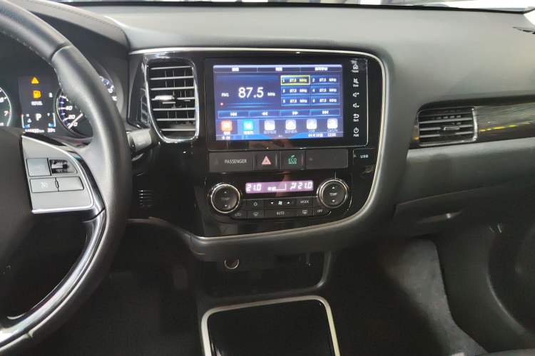 Used Mitsubishi Outlander 2019 2.0L Two-Wheel Drive Comfort Edition 7 Seats China V Emission Standard Audio And AC Panel