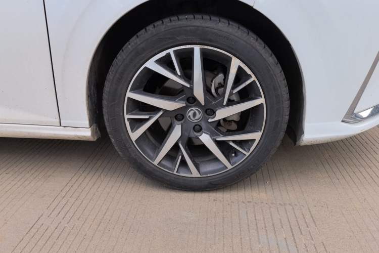 Used Dongfeng Aeolus Yixuan 2020 230T Automatic Glare-Proof Dark Knight Edition Right Front Wheel Hub