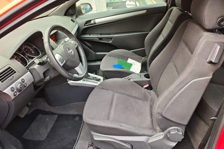 Used Opel Astra 2010 1.8 GTC Panoramic Windshield Edition