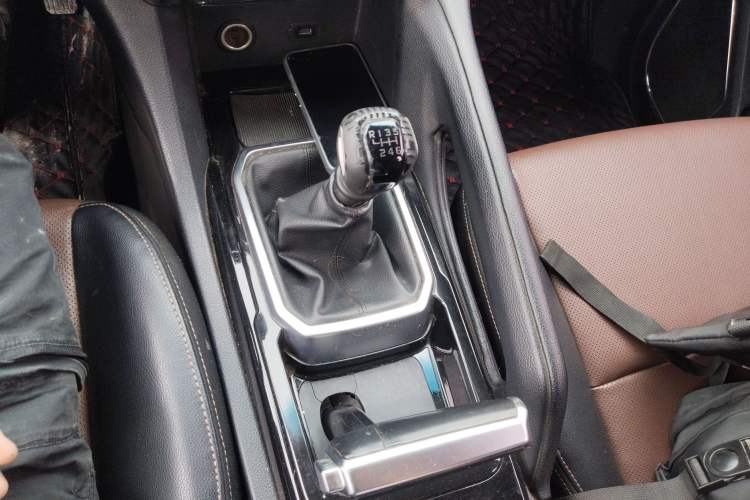 Used JMC Yusheng S350 2017 2.0T Manual Two-Wheel Drive Diesel Luxury 7-Seater
