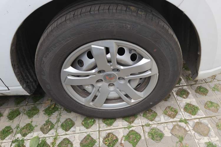 Used Wuling Hongguang PLUS 2019 1.5T Manual Standard Edition 5 Seats Right Front Wheel Hub