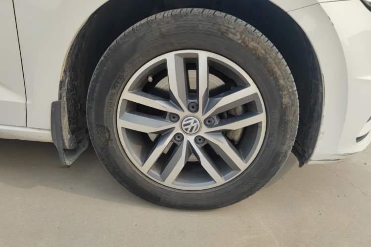 Used Volkswagen Touran 2016 Volkswagen Touran L 280TSI Manual Trend Edition Right Front Wheel Hub