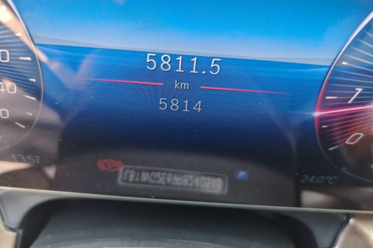 Used Mercedes-Benz V-Class 2024 V 300 Pilot Edition Odometer Close Up