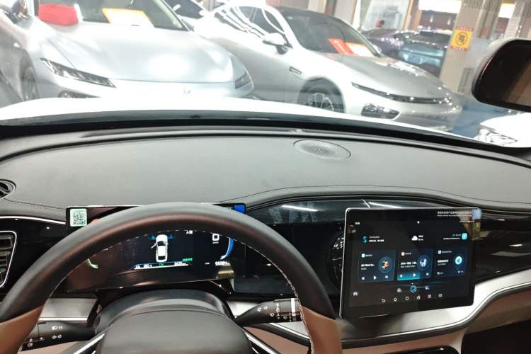 Used BYD Qin PLUS 2024 Honor Edition EV 510KM Leading Model Center Console