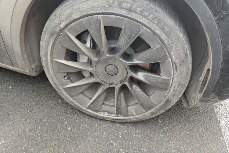 Used Tesla Model Y 2021 Standard Range Rear-Wheel Drive Version Right Front Wheel Hub