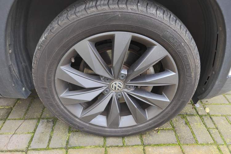 Used Volkswagen Tayron 2019 330TSI Two-Wheel-Drive Luxury Version China V Emission Standard Right Front Wheel Hub