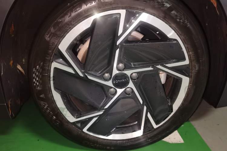 Used Lynk & Co 07 2024 EM-P 126 Long-Range Halo Right Front Wheel Hub