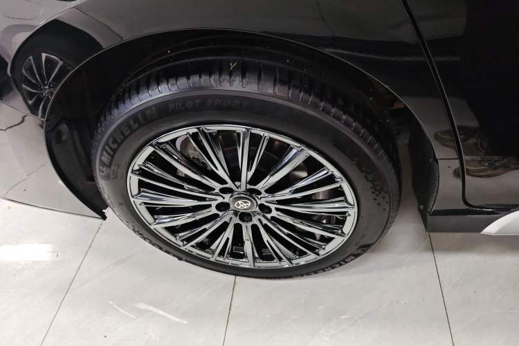 Used Toyota Granvia 2024 2.5L Hybrid Prestige PLUS Four-Wheel Drive Version Right Rear Wheel Hub