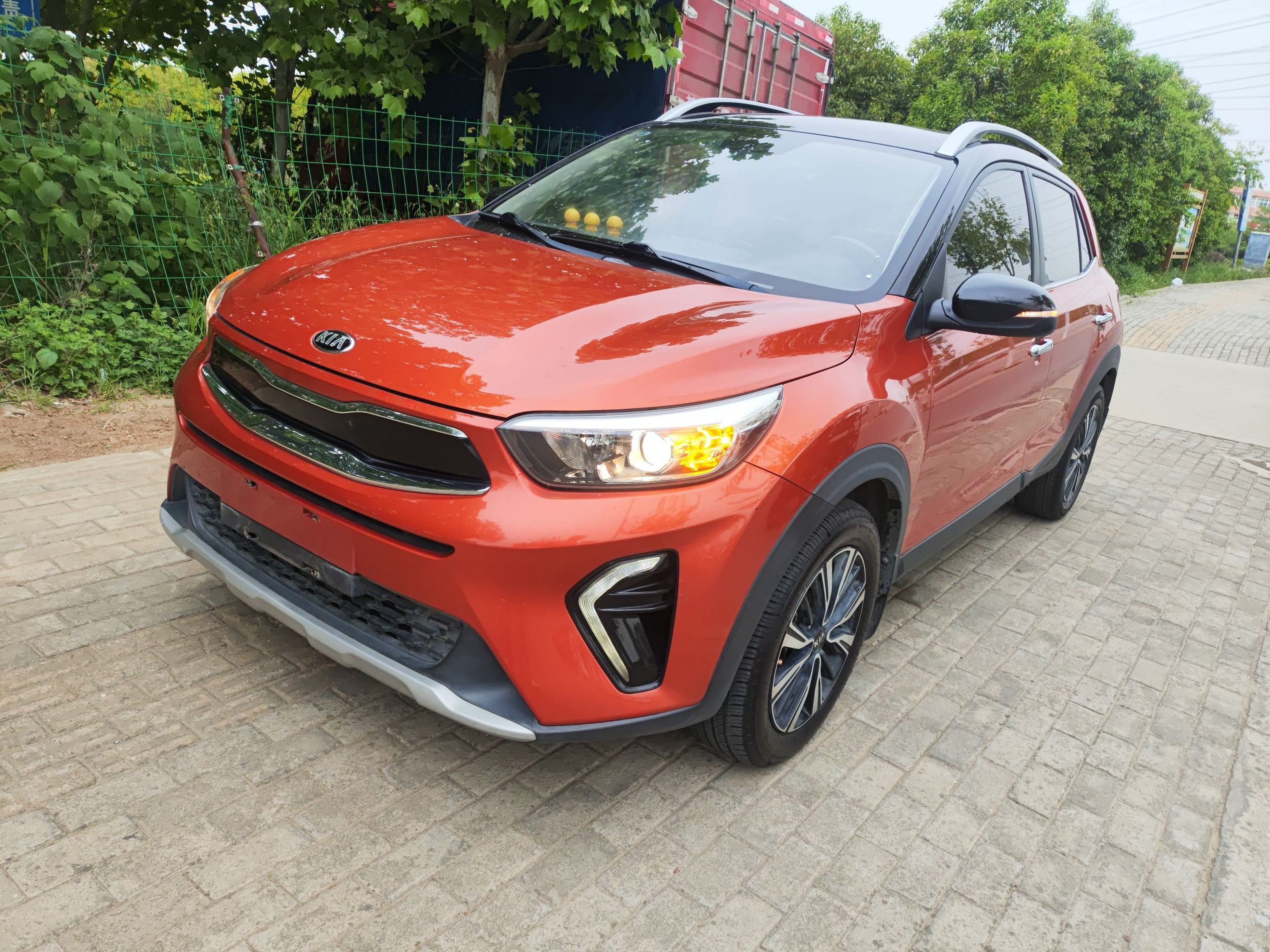 Под передней частью автомобиля