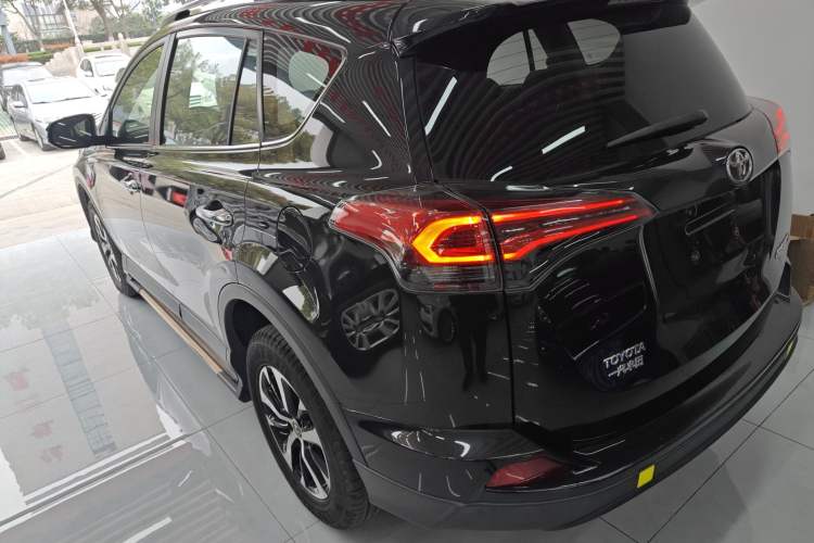Used Toyota RAV4 2016 2.0L CVT Two-Wheel Drive Fashion Edition China V Standard