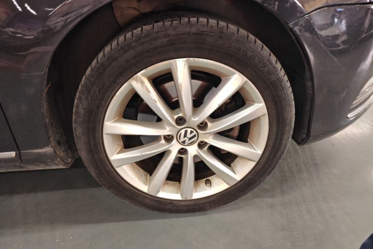 Used Volkswagen Magotan 2012 Travel Edition 2.0 TSI Comfort Version Right Front Wheel Hub