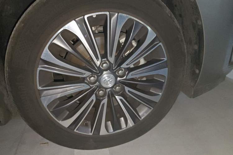 Used Buick GL8 2023 ES Lu Zun Luxury Model Right Front Wheel Hub