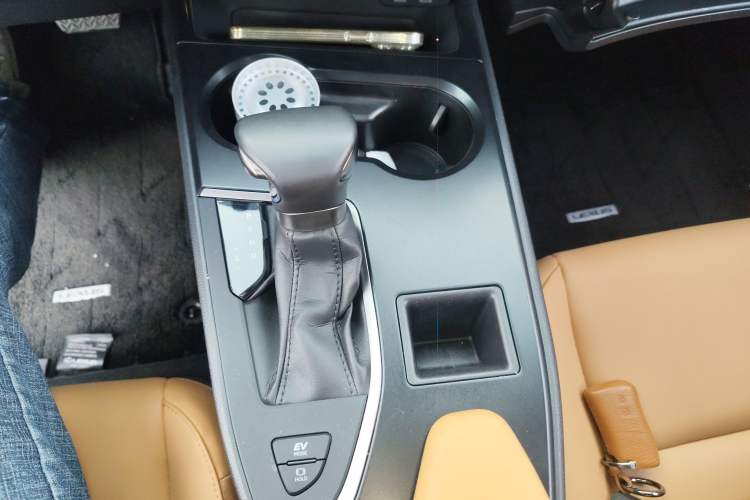 Used Lexus UX 2022 260h Explore-Edition
