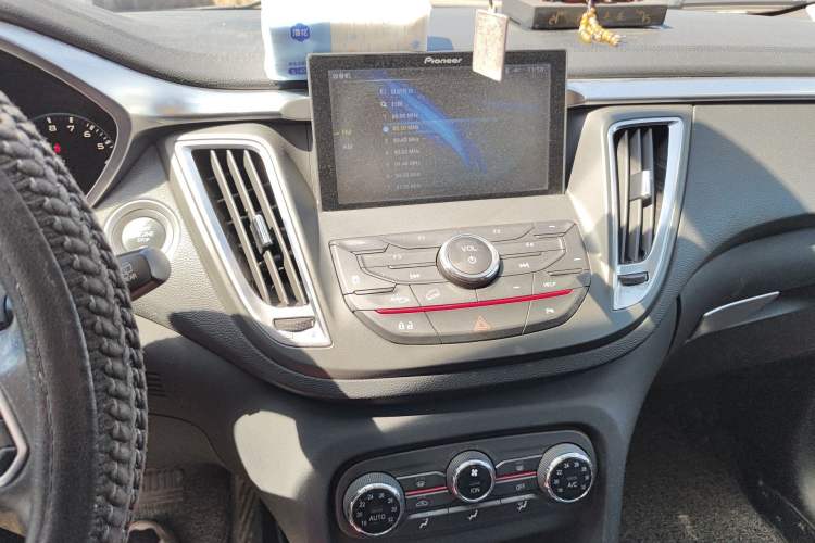 Used Soueast DX7 2017 1.5T Automatic Luxury Model Audio And AC Panel