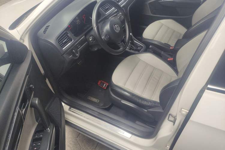 Used Volkswagen Cross Lavida 2014 1.4TSI DSG
