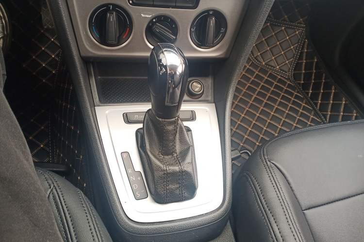 Used Volkswagen Lavida 2015 1.6L Automatic Fashion Edition Gear Lever
