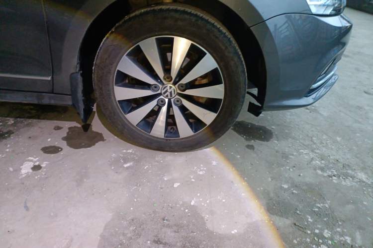 Used Volkswagen Sagitar 2017 1.6L Manual Comfort Model Right Front Wheel Hub