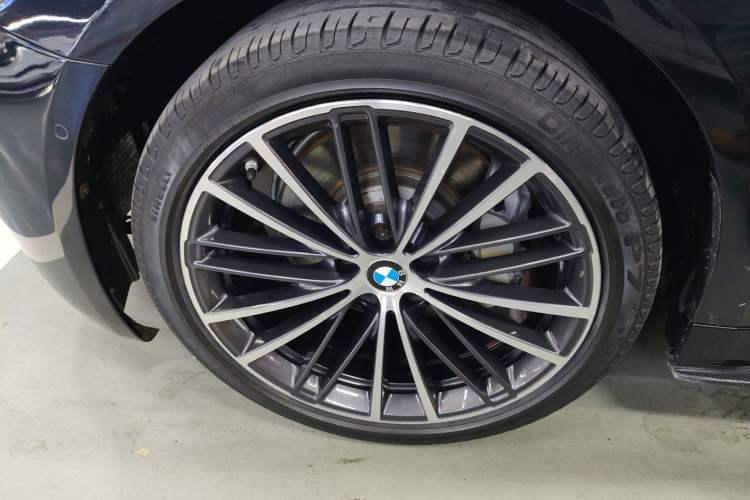 Used BMW 5 Series 2019 Facelifted 530Li Leading Edition M Sport Package
