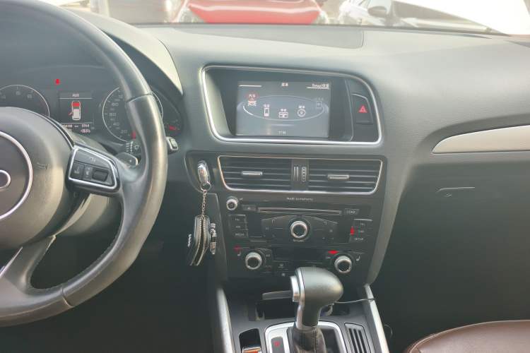 Used Audi Q5 2017 40 TFSI Technology Edition Audio And AC Panel