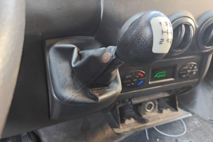 Used Iveco Power Daily 2012 2.5T-A32 Base Version Gear Lever