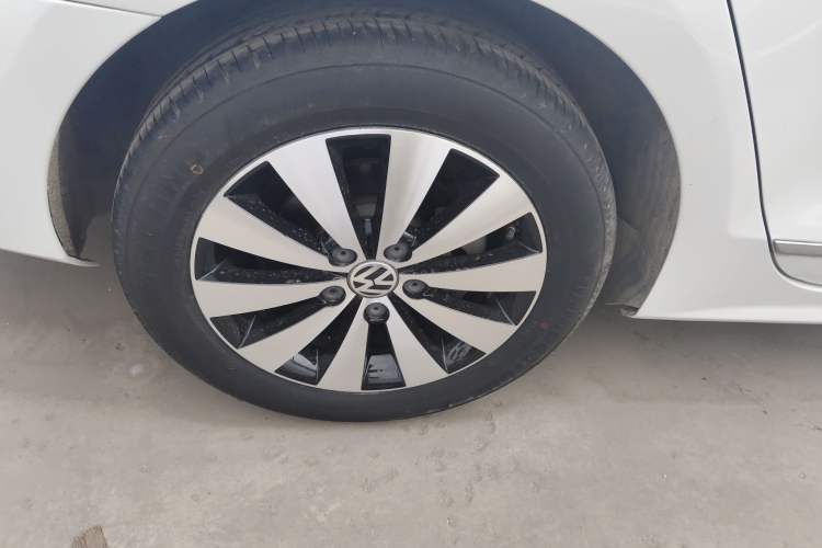 Used Volkswagen Sagitar 2017 230TSI Automatic Comfort Version Right Rear Wheel Hub