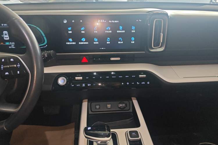 Used Hyundai ix35 2023 Musso 2.0L Prestige LUX Edition Audio And AC Panel