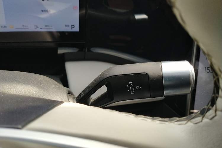 Used Geely Galaxy L7 2024 1.5T 115 km PLUS Dragon Edition Gear Lever
