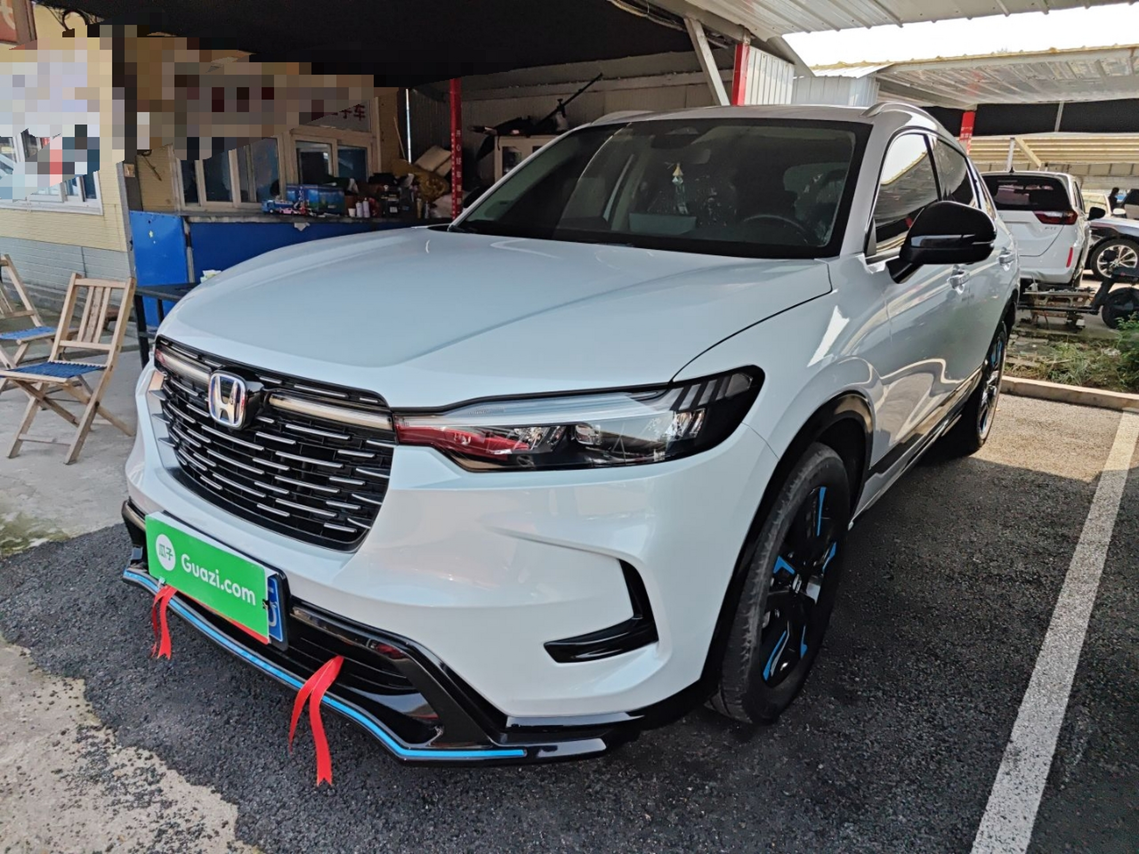 Под передней частью автомобиля