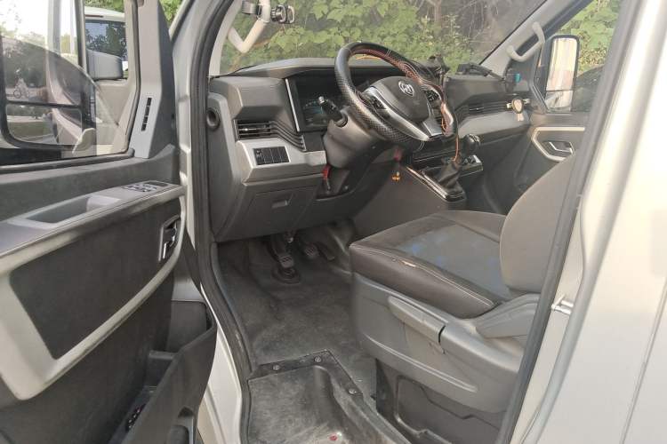 Used Dongfeng Yufeng 2023 V9+ 2.3T Manual Front-Drive Van Long Wheelbase High Roof 3-Seater
