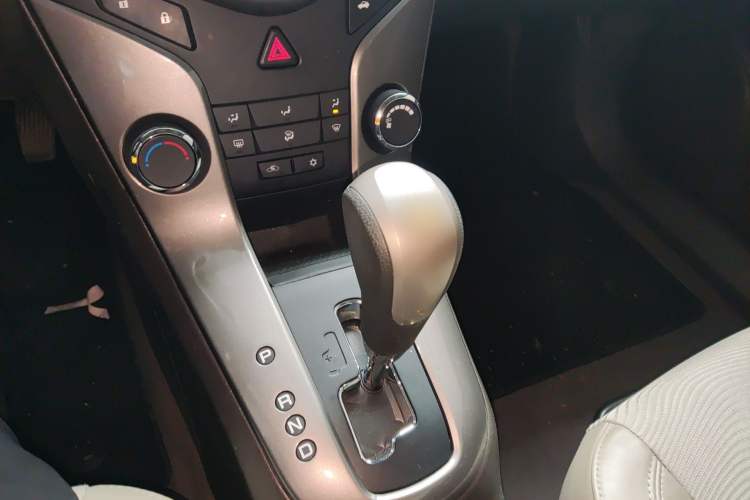 Used Chevrolet Cruze 2015 1.5L Classic SE AT Gear Lever
