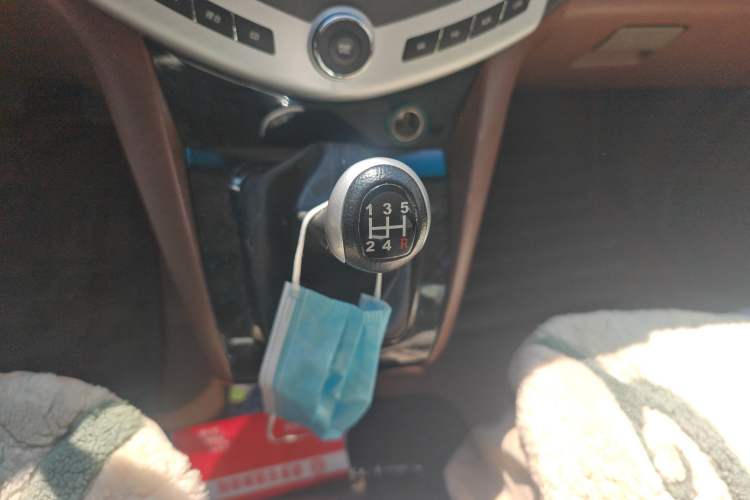 Used BYD S6 2014 2.0L Manual Luxury 5-Seater Gear Lever