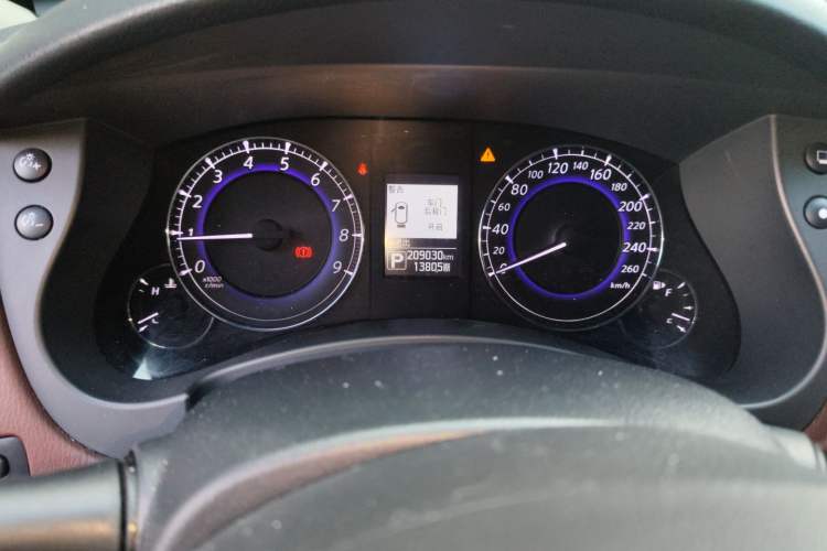 Used Infiniti QX50 2015 2.5L Enjoyment Edition Odometer Close Up