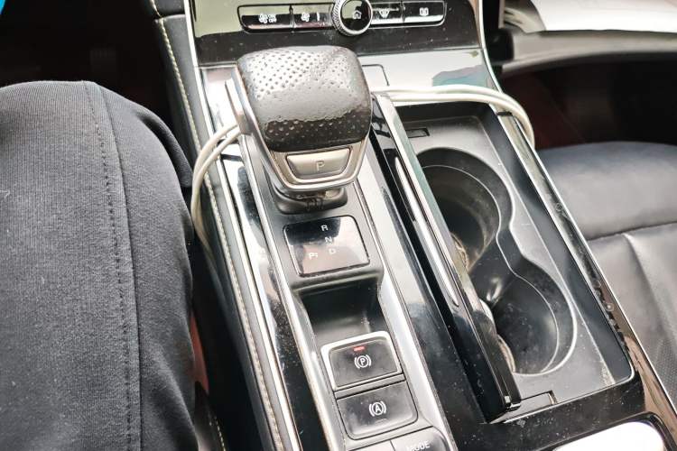 Used Roewe i6 MAX New Energy 2020 1.5T PHEV Cool & Stylish Skyroof Edition Gear Lever