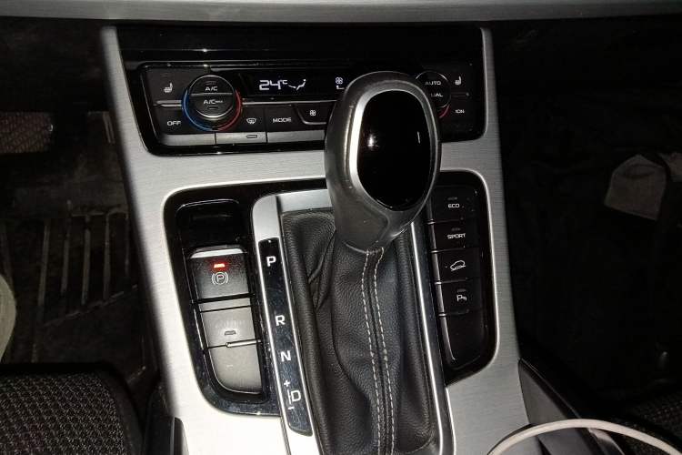 Used Geely Auto Emgrand X7 Sport 2016 1.8TD Automatic Smart Model Gear Lever