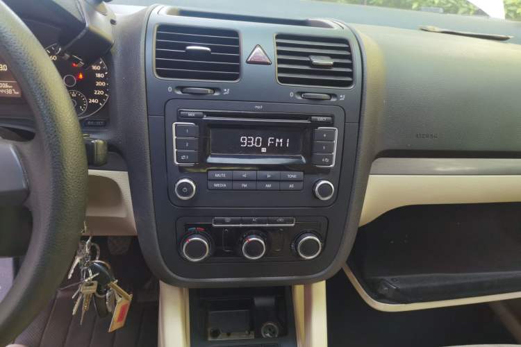 Used Volkswagen Sagitar 2011 1.6L Manual Comfort Version Audio And AC Panel