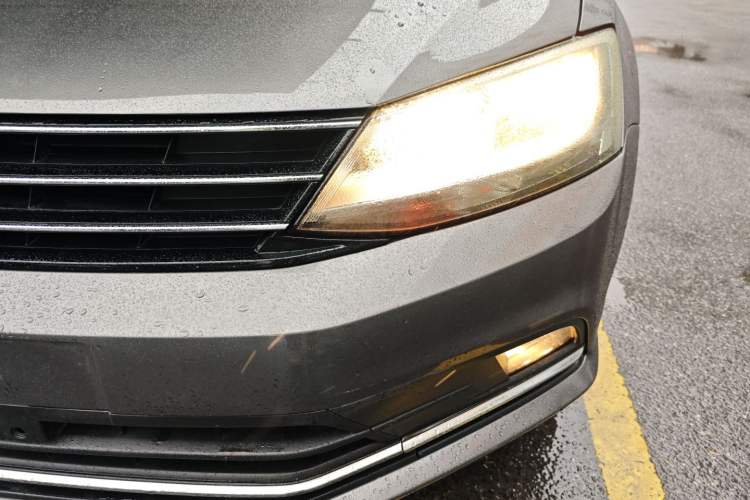 Used Volkswagen Sagitar 2015 230TSI Automatic Comfort Version Left Front Headlight