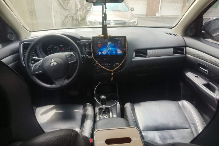 Used Mitsubishi Outlander 2014 2.4L 4x4 Deluxe Value Edition 5 Seats Center Console