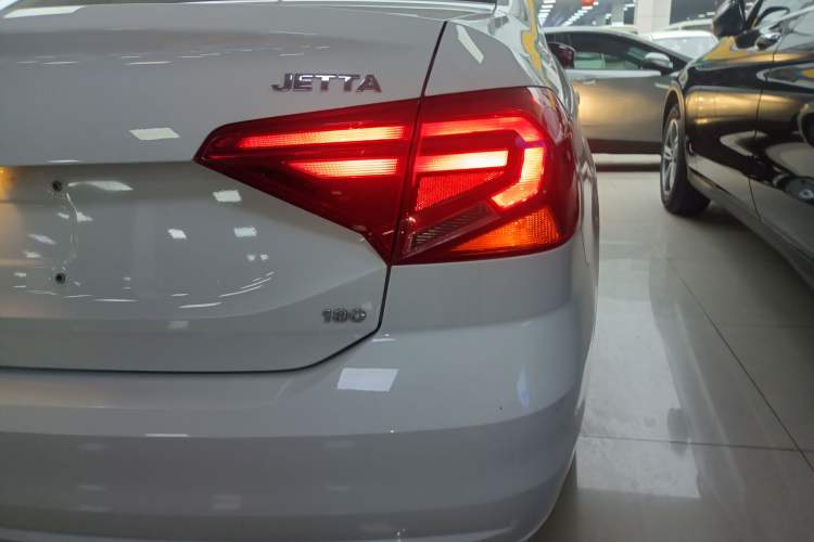 Used Volkswagen Jetta 2017 1.5L Manual Fashion Edition
