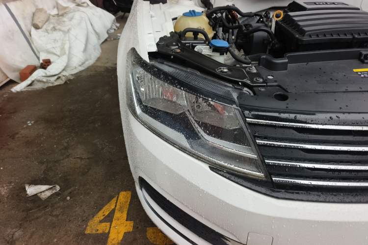 Used Volkswagen Gran Lavida 2015 1.6L Automatic Fashion Edition Right Front Headlight