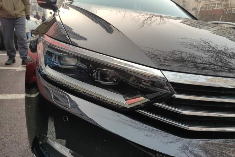 Used Volkswagen Magotan 2017 380TSI DSG Prestige Edition Right Front Headlight