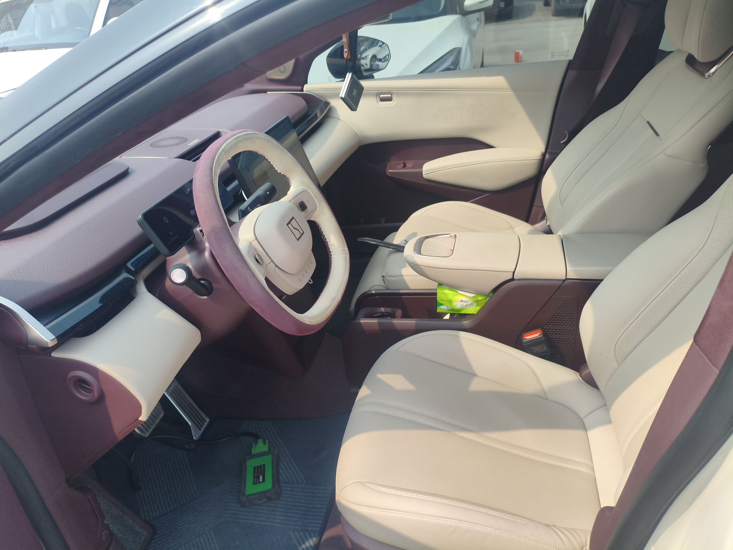 المقاعد الأمامية داخل السيارة