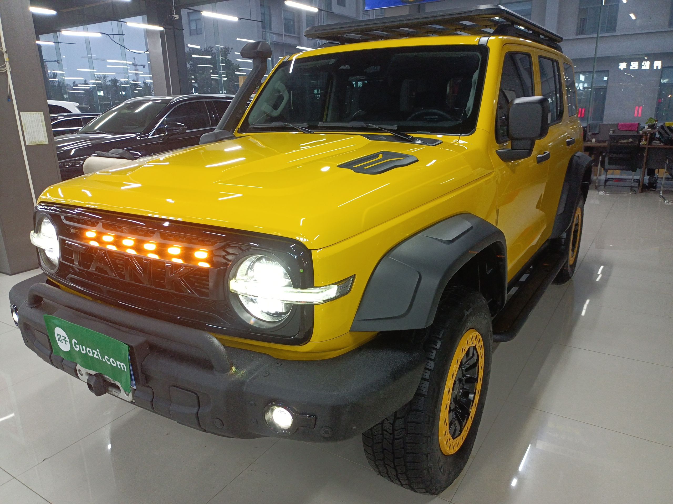 تحت مقدمة السيارة