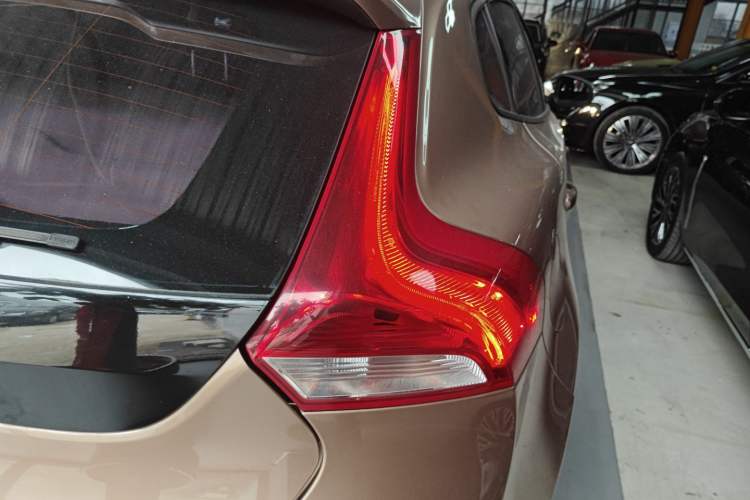 Used Volvo V40 2015 1.6T Zhiyi Edition
