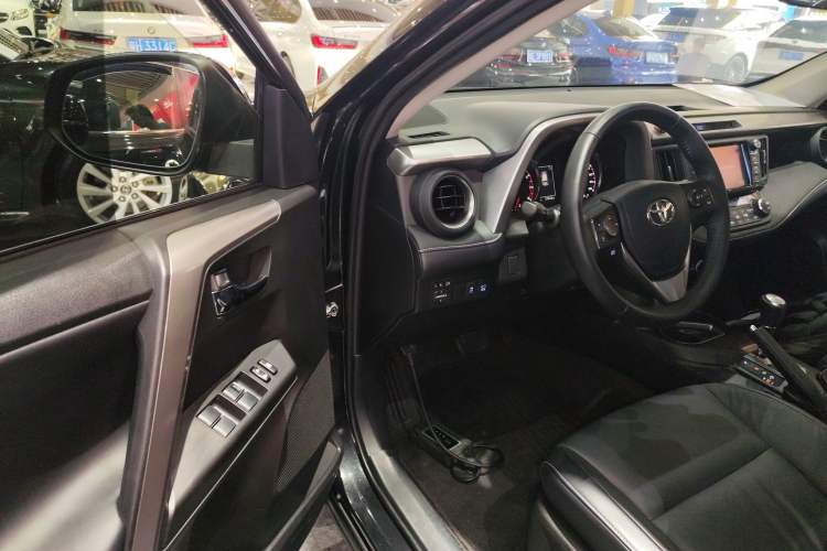 Used Toyota RAV4 2016 2.0L CVT Two-Wheel Drive Smart Edition China V Standard Driver Seat
